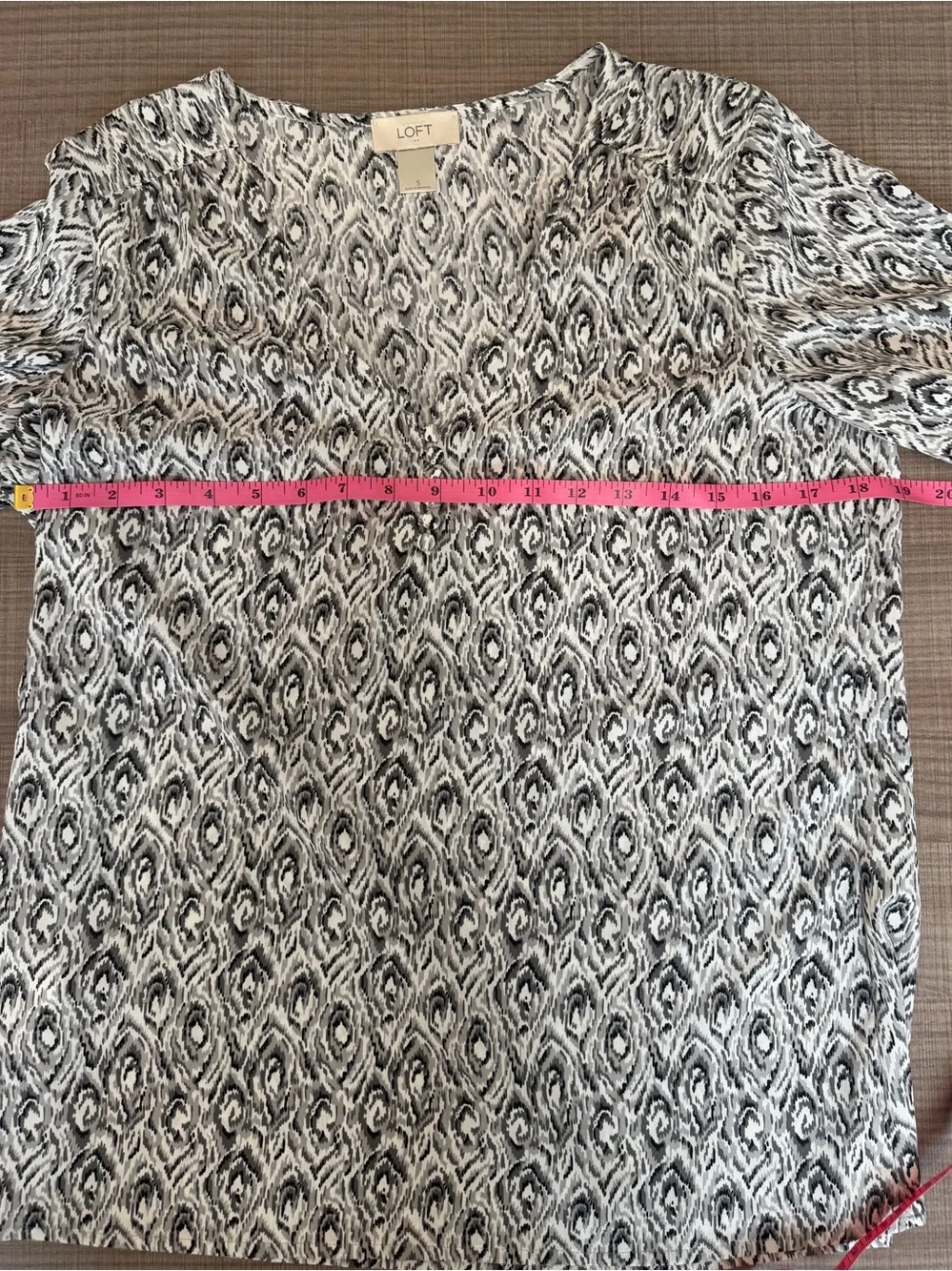 LOFT Black & White Printed Long-Sleeve V-Neck Blouse Size S
